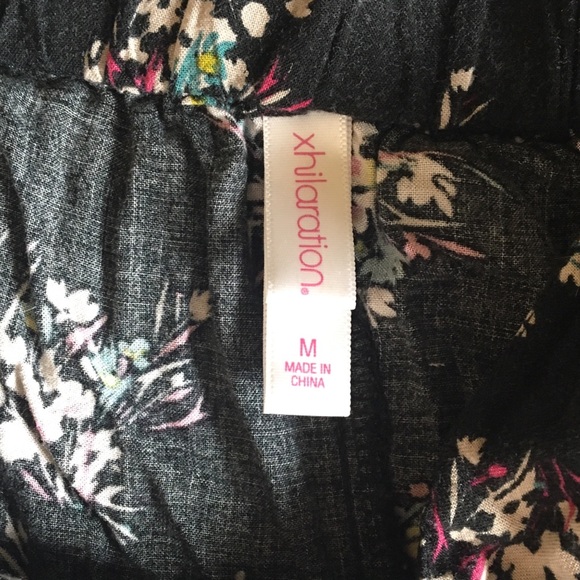 Black flowery shorts - Picture 3 of 4